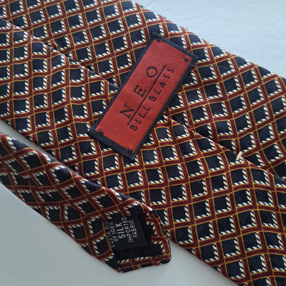 NEO BILL BLASS 100% Silk Multicolored Diamond Shapes Design Tie